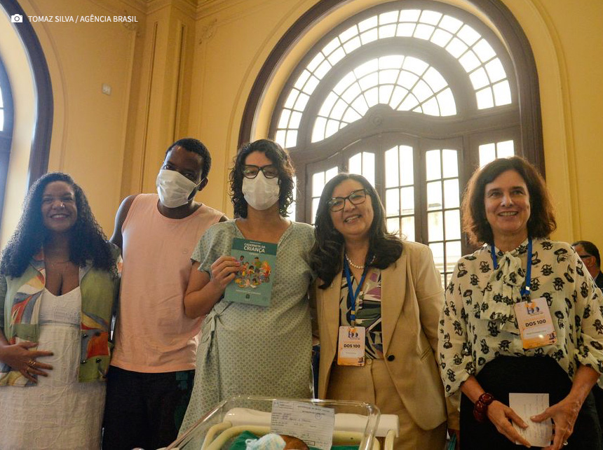 Após três anos, governo relança carteira de vacinação infantil