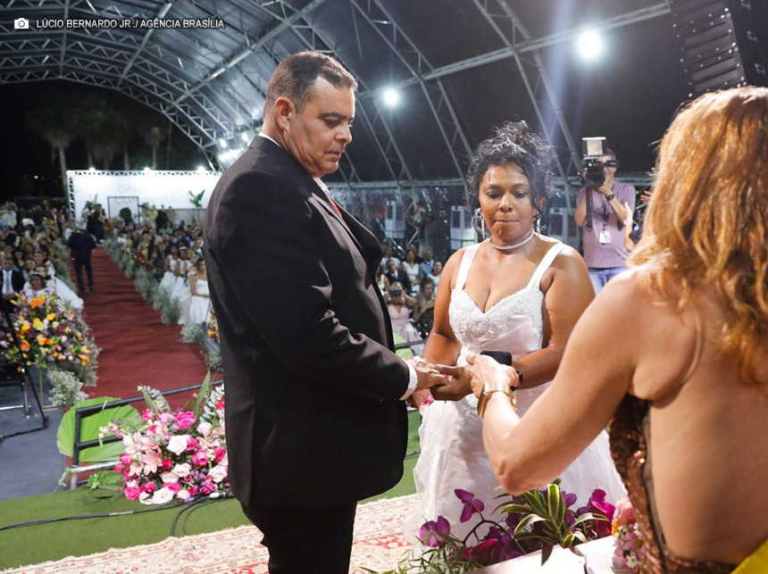 Sim: 50 casais ratificam laços em casamento comunitário no Pontão do Lago Sul