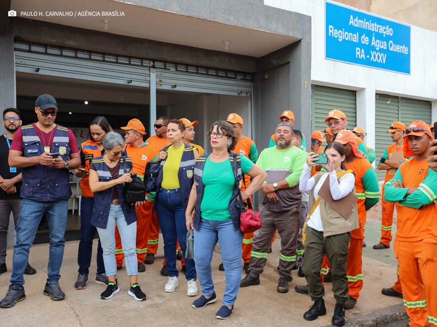 Ação contra a dengue vistoria residências e comércios de Água Quente