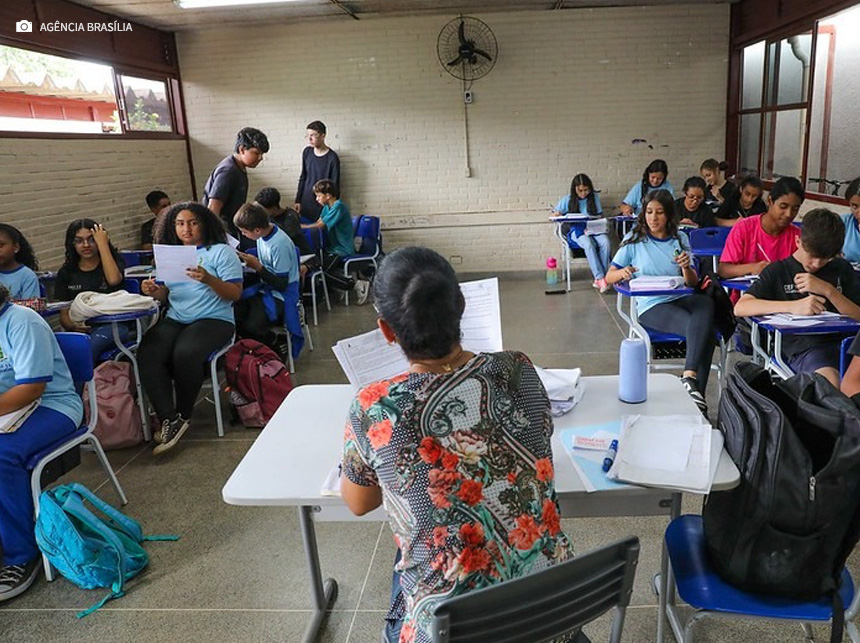 Ibaneis libera pagamento do primeiro lote de exercícios findos a servidores da Educação