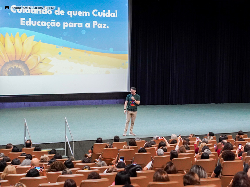 Servidores da rede pública de ensino participam de palestra sobre saúde mental