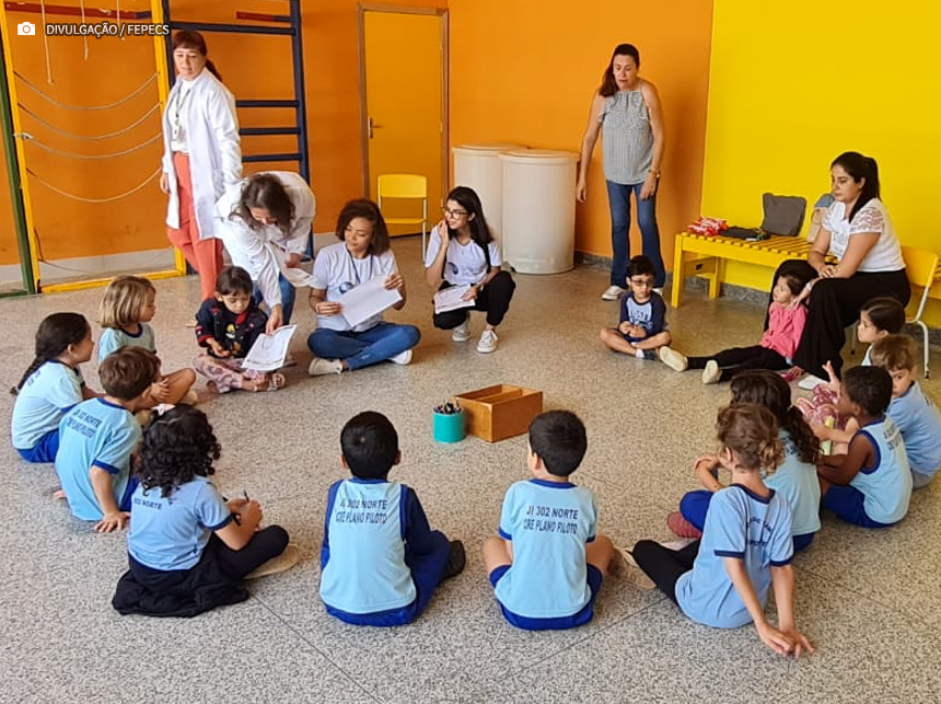 Estudantes da Escola Técnica de Saúde de Brasília orientam crianças sobre saúde bucal