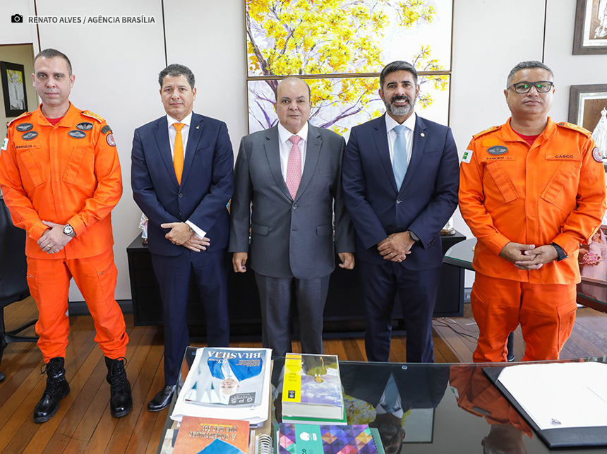 Ibaneis dá posse a novo comandante-geral do Corpo de Bombeiros