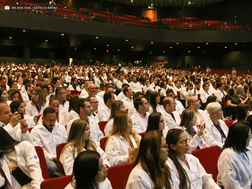 Brasil tem 575.930 médicos ativos: 2,81 por mil habitantes