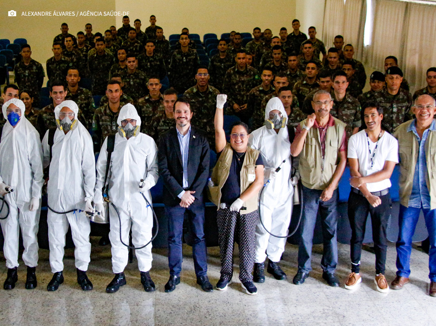 Militares são treinados para aplicação de inseticida intradomiciliar contra o Aedes aegypti no DF