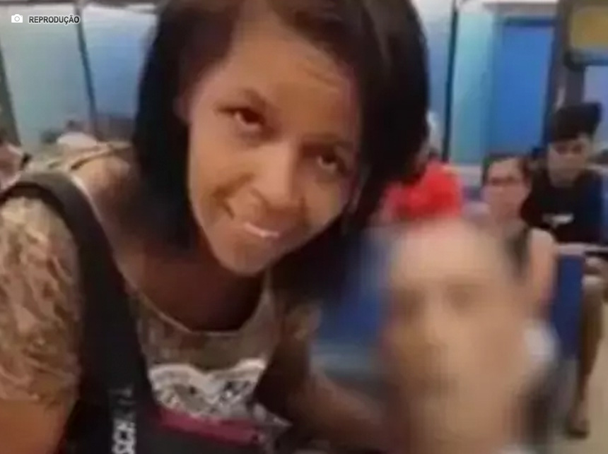 Mulher que levou idoso morto ao banco segue presa e alega inocência