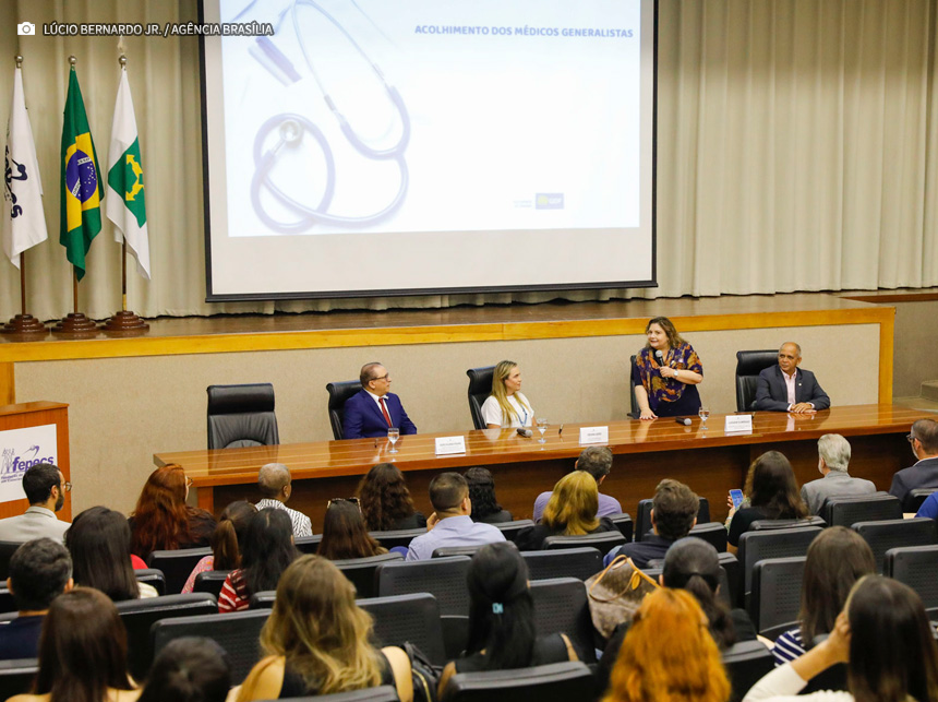 Recém-empossados, 200 médicos reforçam combate à dengue na rede pública