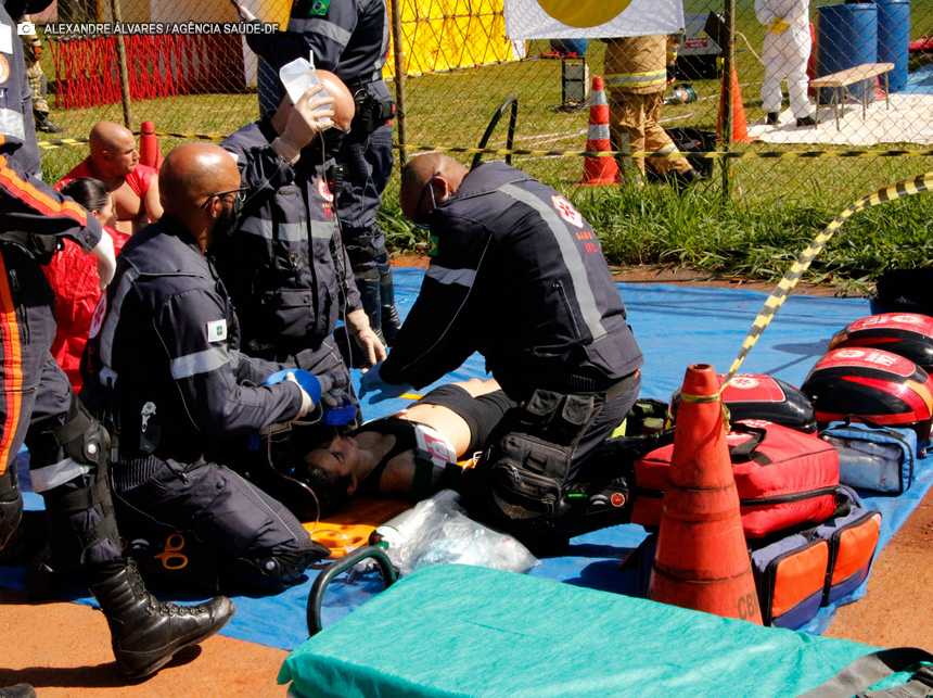 Saúde e Bombeiros DF participam de treinamento em acidentes com produto químico