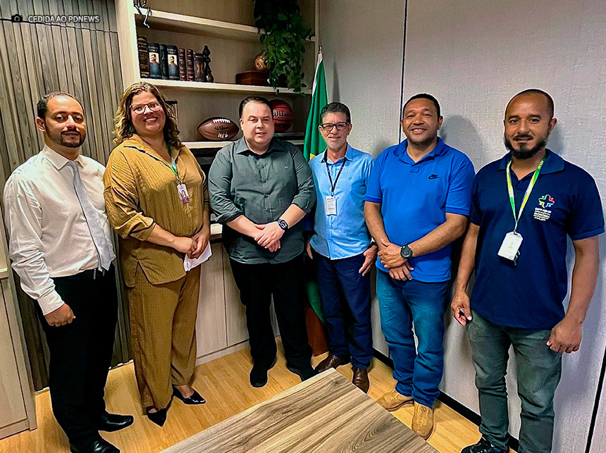 Silene Almeida demanda pauta de servidores administrativos da SES-DF em reunião com deputado Julio César