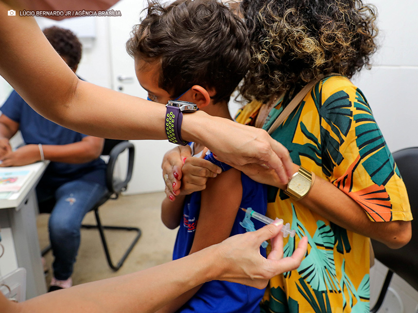 Crianças e adolescentes de 6 e 16 anos começam a ser vacinados contra a dengue