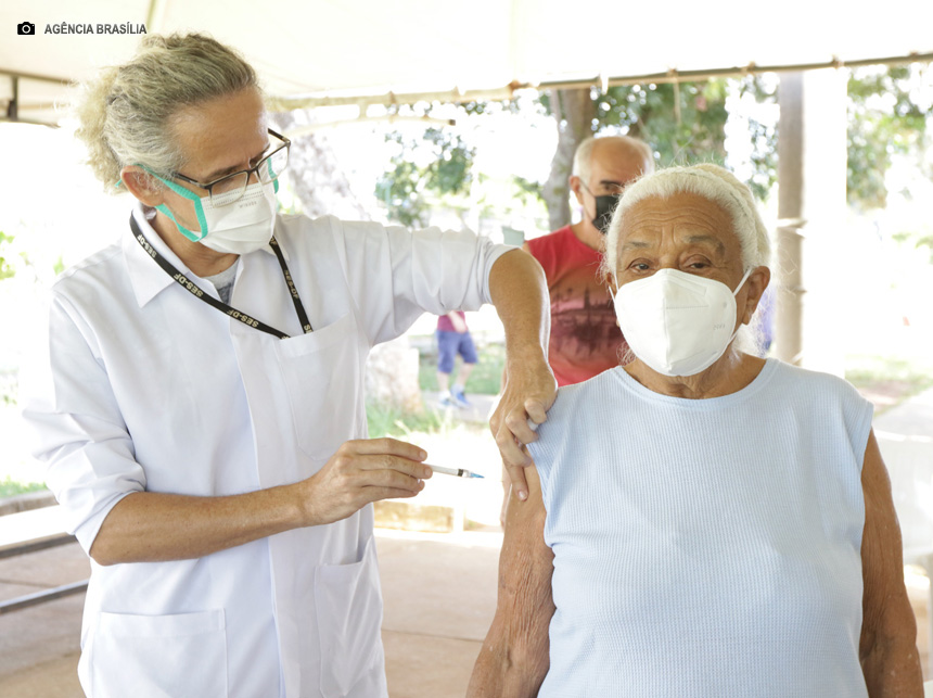 Grupo prioritário pode se vacinar contra covid-19 em oito locais nesta sexta-feira (26)