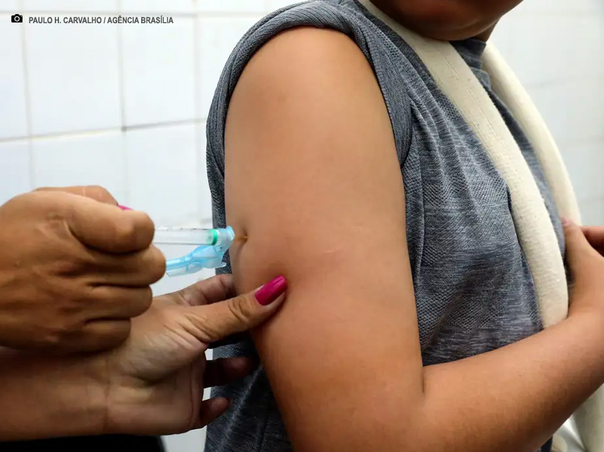 Sem doses com validade próxima, DF não amplia vacinação contra dengue