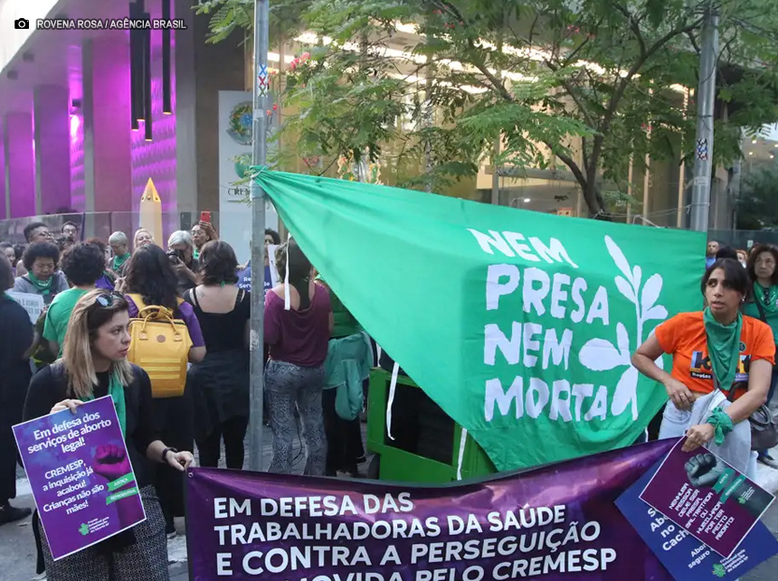 Manifestantes em SP acusam Cremesp de criminalizar aborto legal