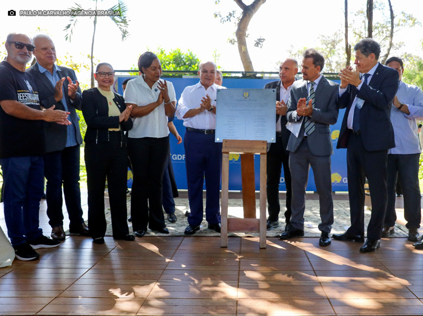Escritura pública de concessão de uso é entregue ao clube da Adepol