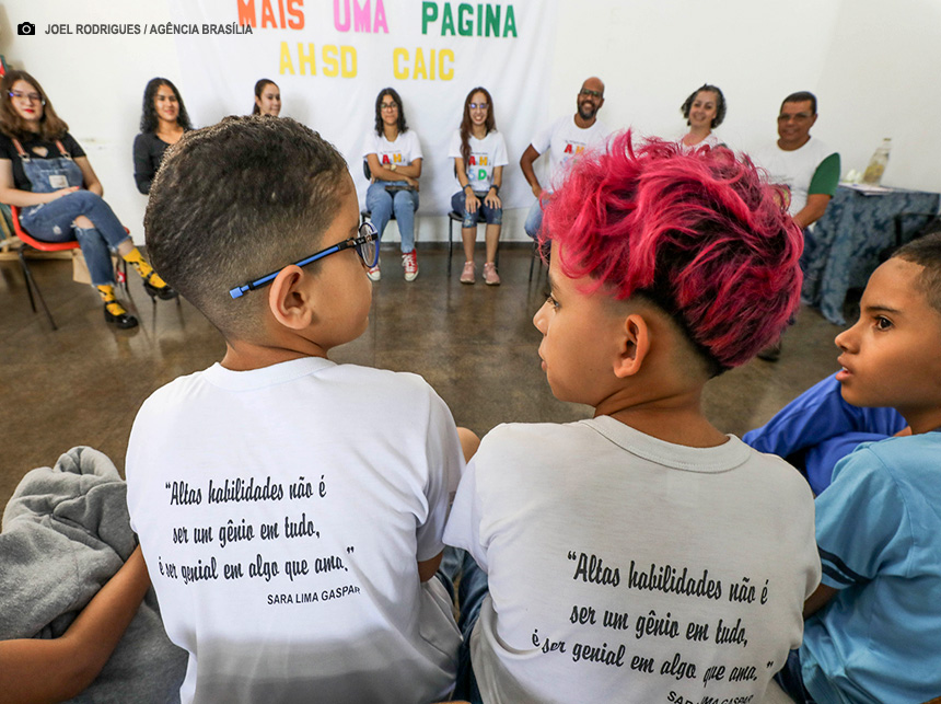 Mais de 1.500 alunos com altas habilidades são atendidos em espaços especiais no DF