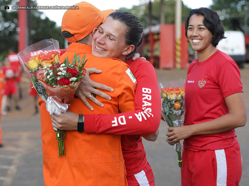 Bombeiros do DF que atuaram em missão humanitária no RS retornam a Brasília