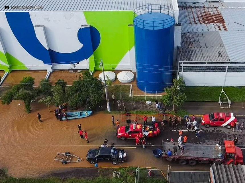 Bombeiros do DF trabalham na busca por desaparecidos no Rio Grande do Sul