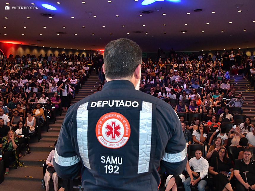 Jorge Vianna homenageia Enfermagem brasileira em sessão solene da CLDF