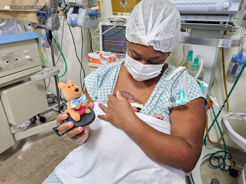 Equipe da UTI neonatal do Hospital Regional de Santa Maria realiza “canguruzaço” para celebrar o Dia Mundial do Método Canguru