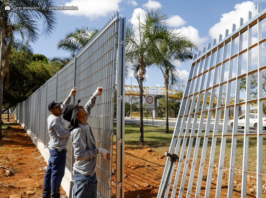 Segurança de pedestres é reforçada com a instalação de gradis nas principais vias do DF