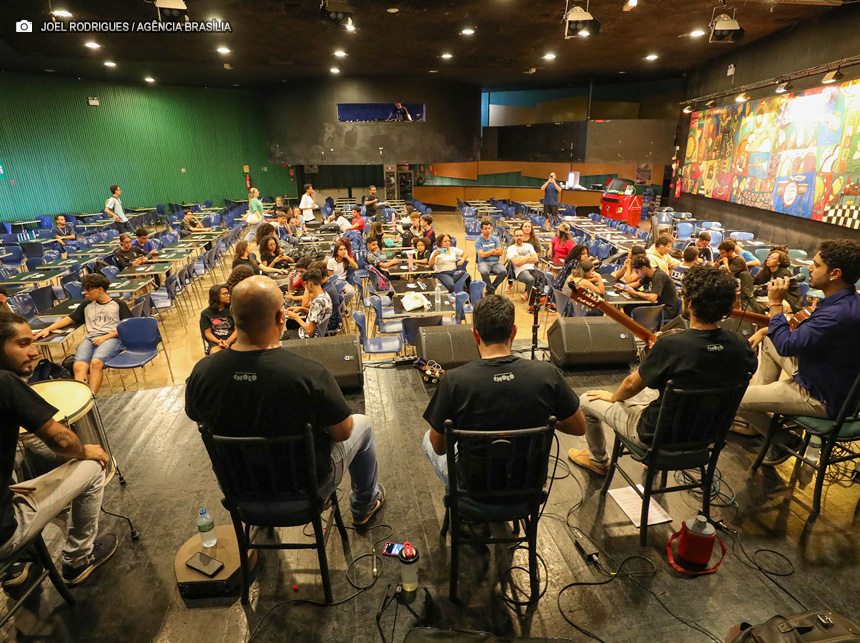 Projeto-piloto leva chorinho e aulas de musicalização para a escola pública