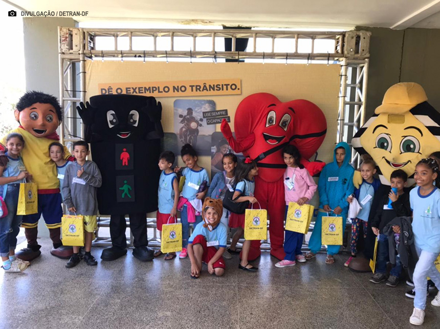Teatro, jogos e brincadeiras ensinam sobre segurança no trânsito a mais de 1,5 mil alunos