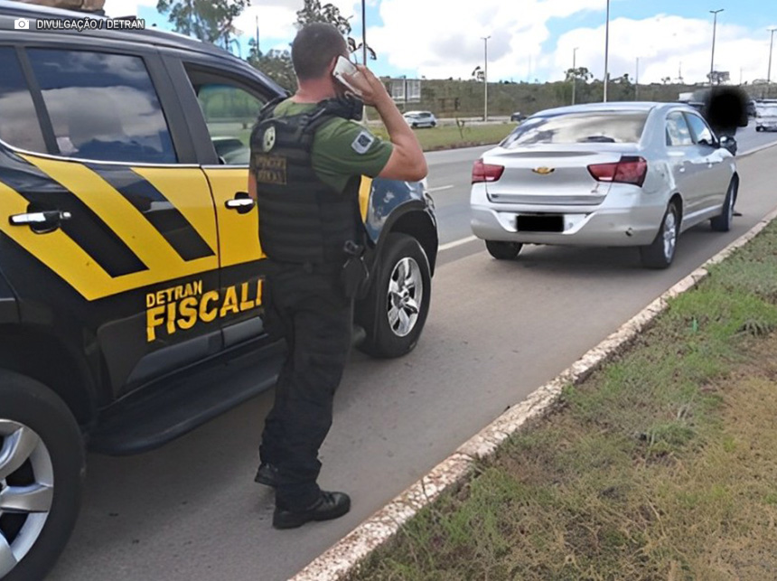 Carro com mais de R$ 100 mil em dívidas é apreendido pelo Detran