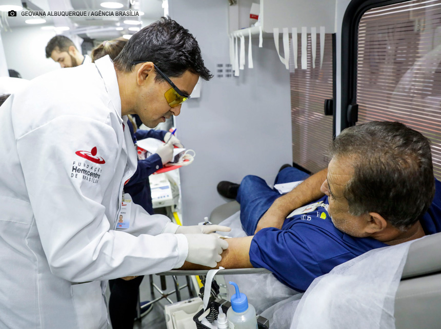 Moradores de Águas Claras doam sangue em Unidade Móvel do Hemocentro