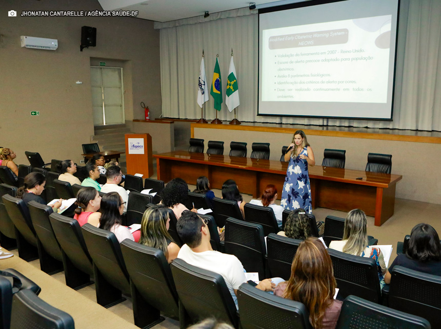 Enfermeiros participam de simpósio sobre protocolo de segurança em serviços obstétricos