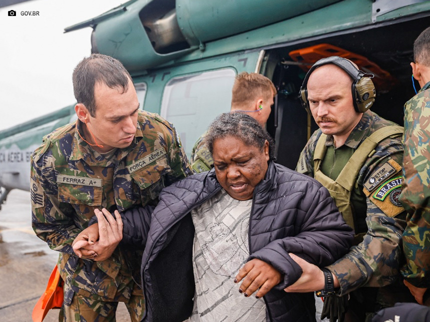 Helicópteros não estão sendo impedidos de ajudar em resgates no Rio Grande do Sul