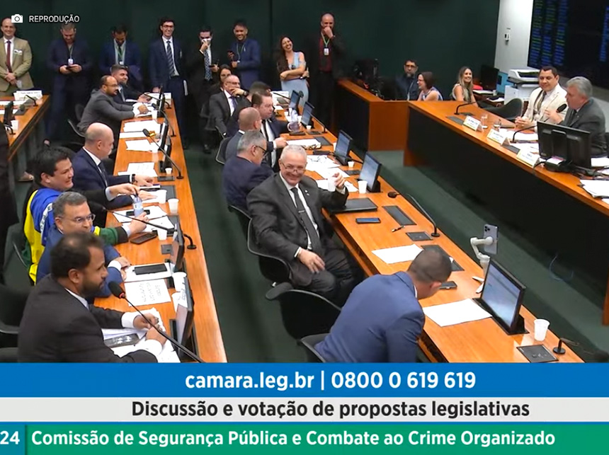 E a Madonna? Pastor Henrique Vieira desmonta deputado extremista em espetacularização da tragédia do Rio Grande do Sul