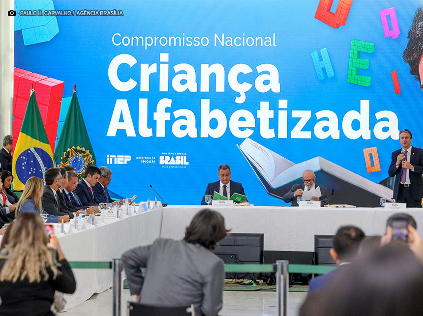 DF firma compromisso nacional de meta de alfabetização até 2030
