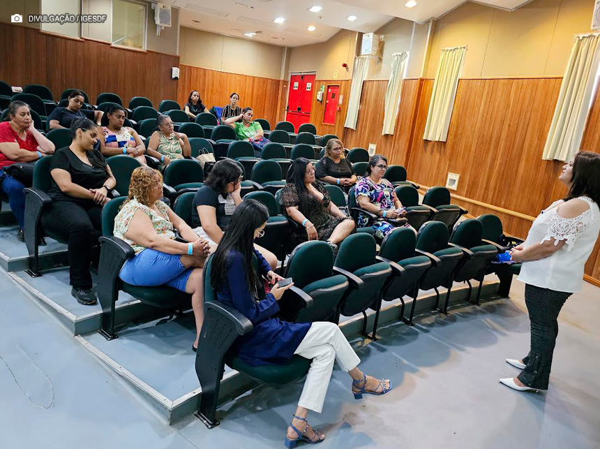 Pacientes acompanhadas pelo Grupo de Emagrecimento do HRSM recebem palestra sobre autoestima e orientações com personal stylist