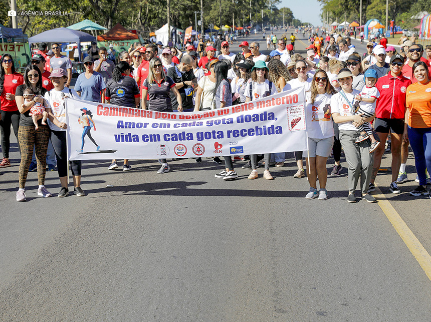 Caminhada no Eixão do Lazer incentiva a doação de leite materno