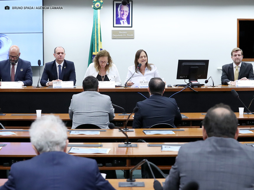 Consumidores defendem volta da bula impressa em todos os medicamentos