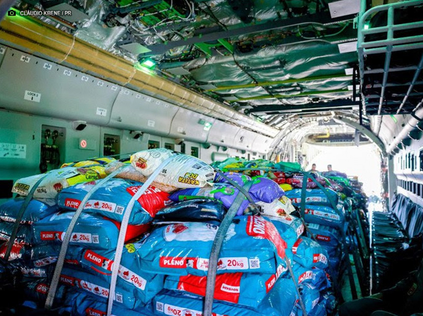“Voo do Melhor Amigo” leva 20 toneladas de ração para pets resgatados no Rio Grande do Sul