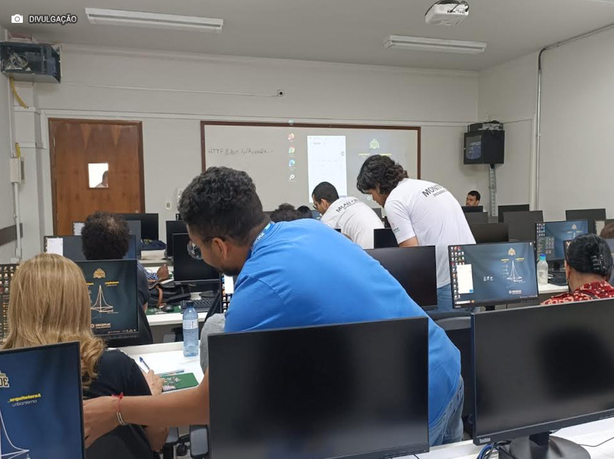 Projeto de extensão ensina informática para pessoas acima de 60 anos