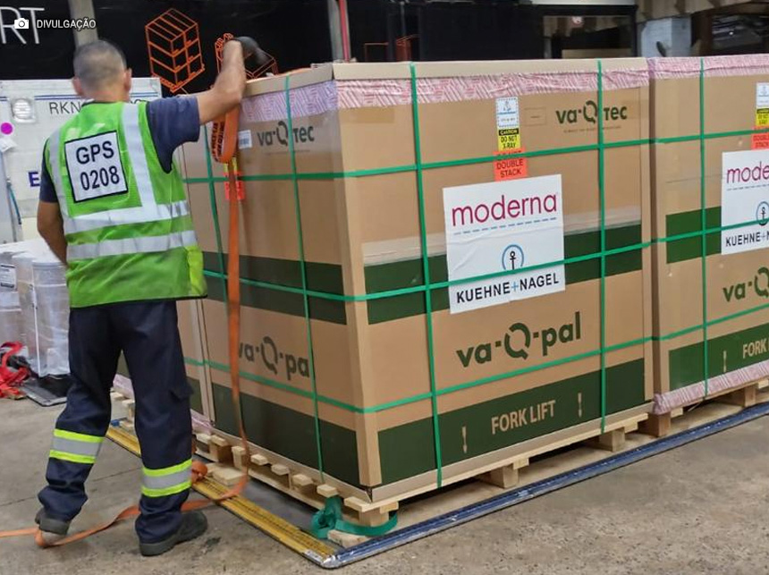 Brasil recebe primeiro lote de vacinas atualizadas contra variante XBB da Covid-19