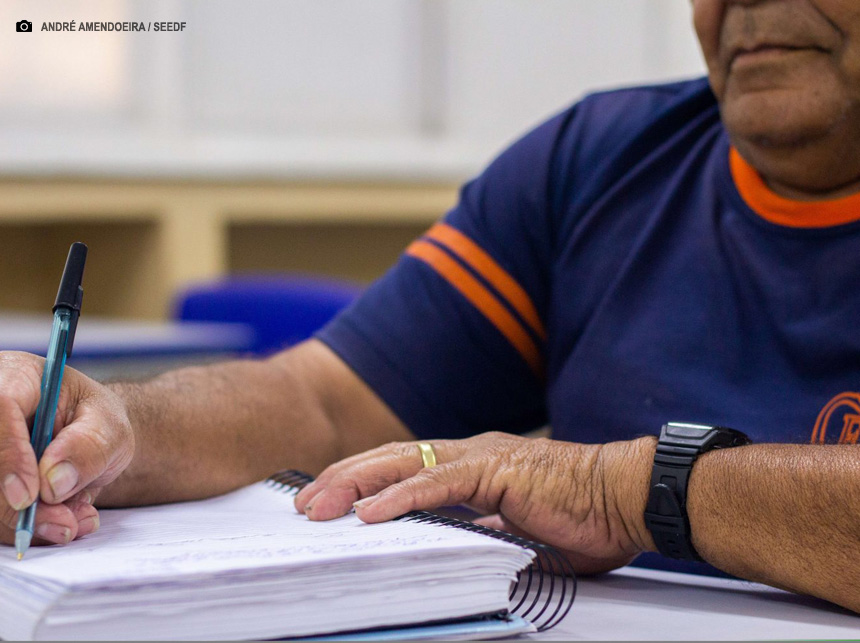 Editais abrem inscrições para voluntários no Programa DF Alfabetizado