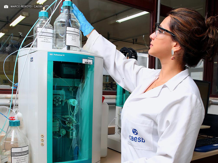 Testes do Laboratório da Caesb comprovam a qualidade da água do Lago Paranoá