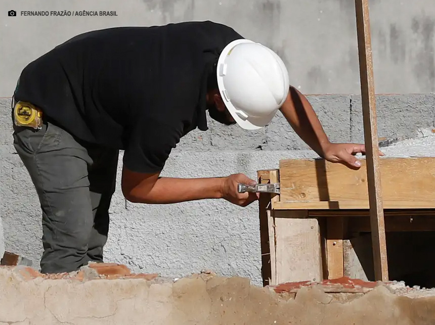 Desemprego recua para 7,1%, o menor do trimestre desde 2014
