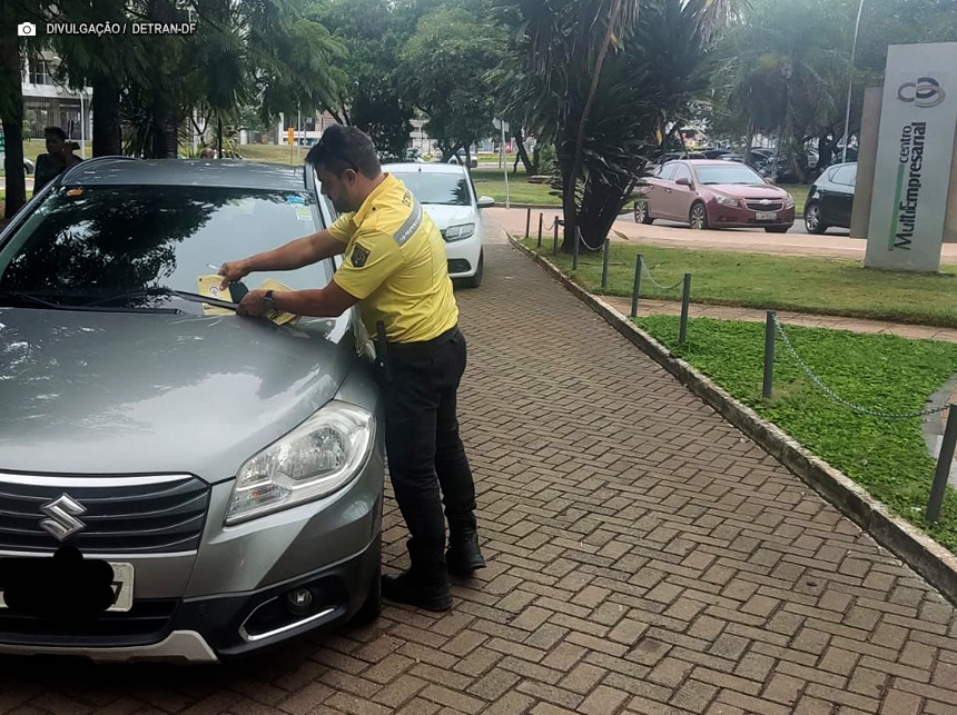 Detran intensifica fiscalização contra estacionamento irregular no DF