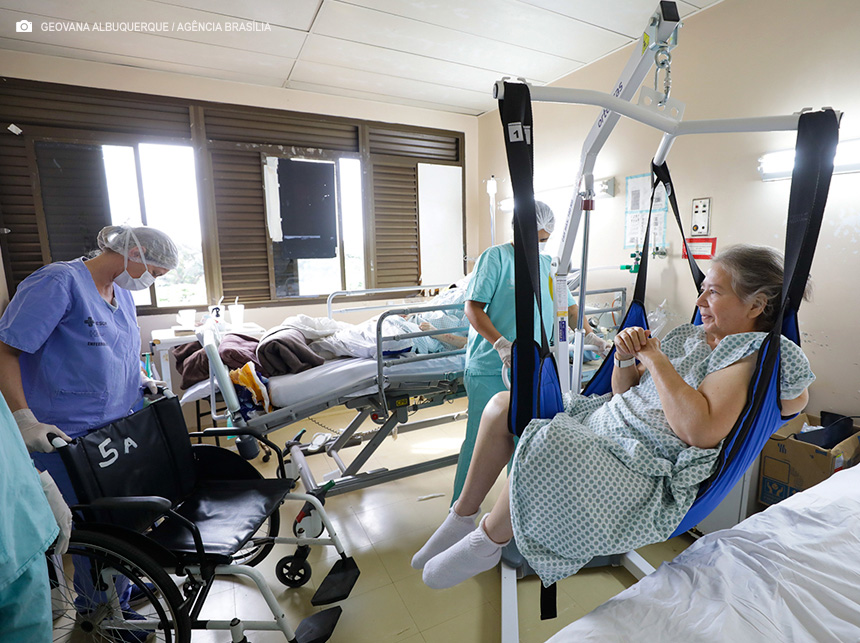 Hospitais do DF passam a contar com guinchos para transferência de pessoas acamadas