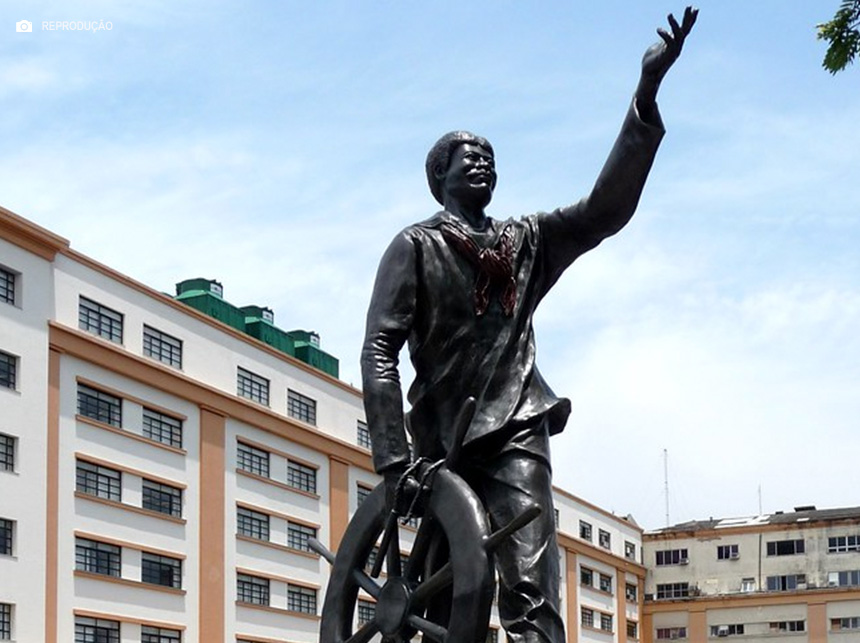 Ato na estátua de João Cândido une memória histórica e reivindicação de justiça