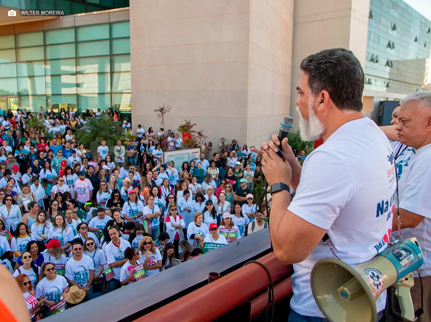 Jorge Vianna consegue negociar a restruturação da carreira de técnico em enfermagem da SES-DF