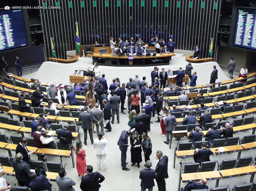 Câmara aprova Mesa Diretora propor suspensão de mandato de deputado