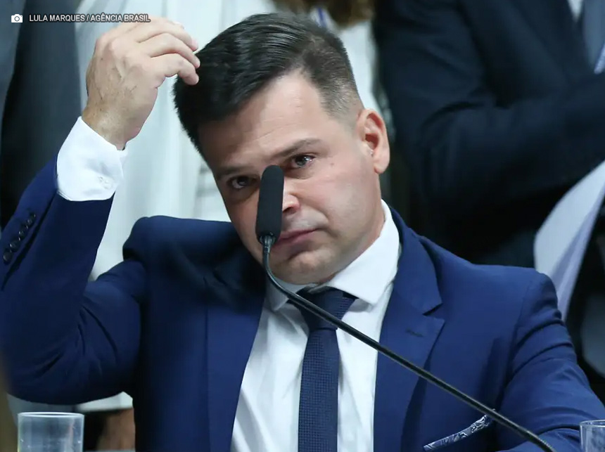 Alexandre de Moraes autoriza visita de 17 senadores a ex-diretor da PRF preso