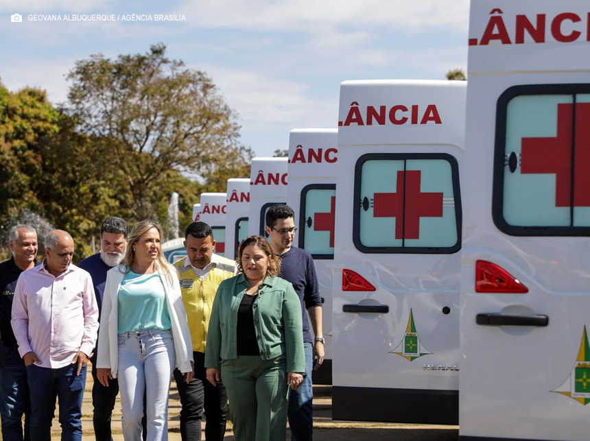 Com investimento de R$ 17,8 milhões Celina Leão entrega 62 novas ambulâncias ao DF