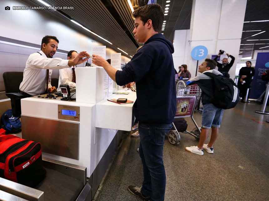 Saiba como autorizar viagem de menores sem precisar ir a cartório