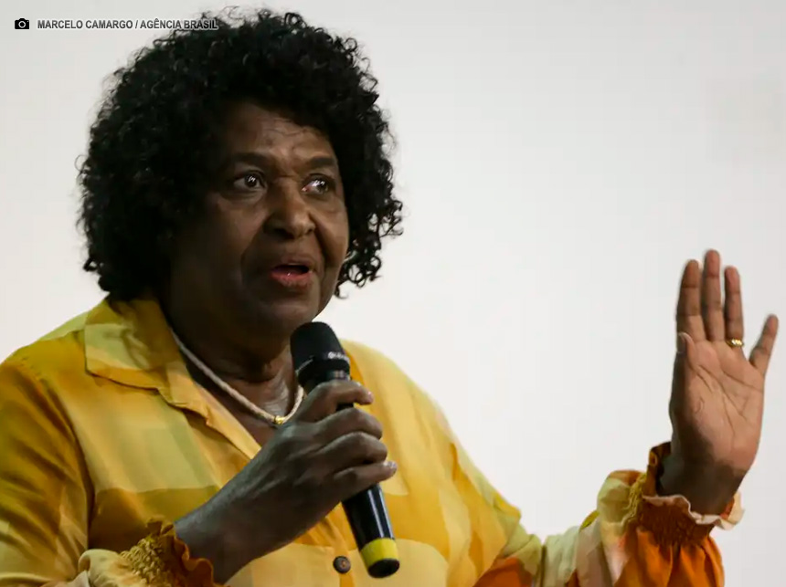 Benedita da Silva pede “correção necessária” após fala racista de Carla Zambelli